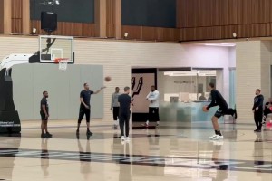 文班的投篮出手感觉是慢了些，但是谁又能盖的了呢？😂