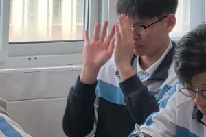 这是爱打篮球男生的一个专属动作了吧？😎